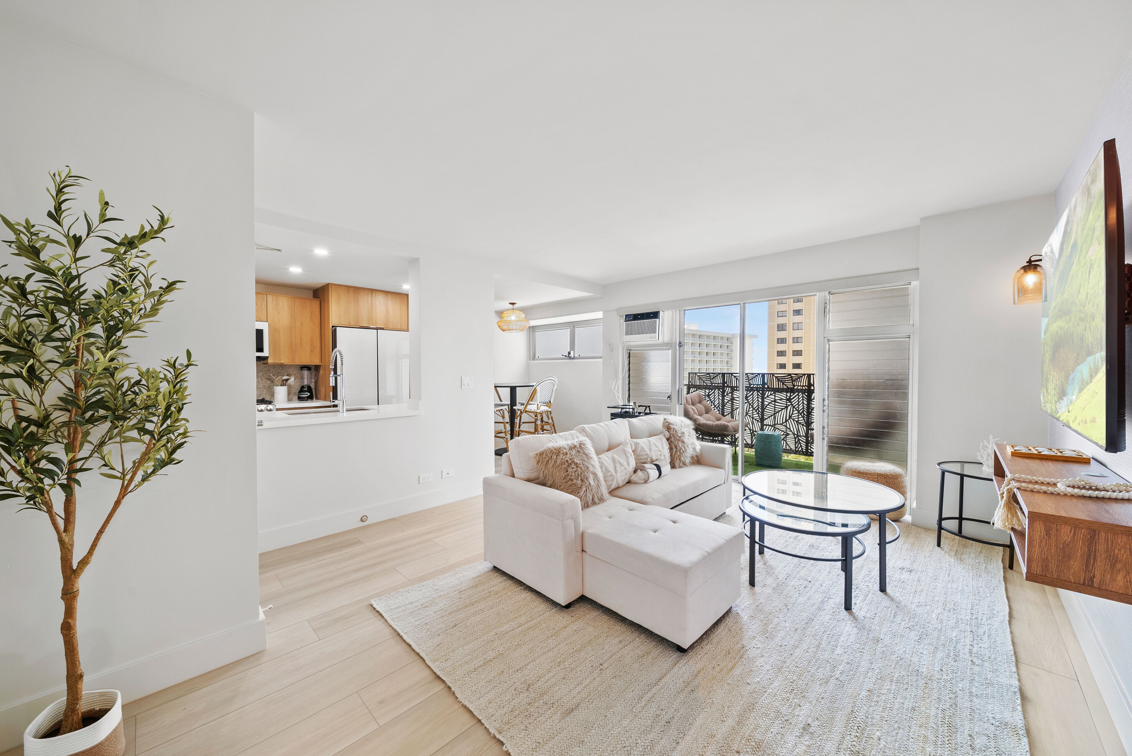 Ocean and City View 2 Bedroom 2 Bath Condo w/Free Parking and Free WIFI!