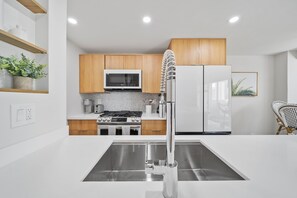 Refrigerador, microondas, horno y parrilla de estufa