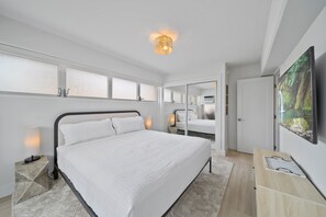 2 habitaciones, escritorio y tabla de planchar con plancha 