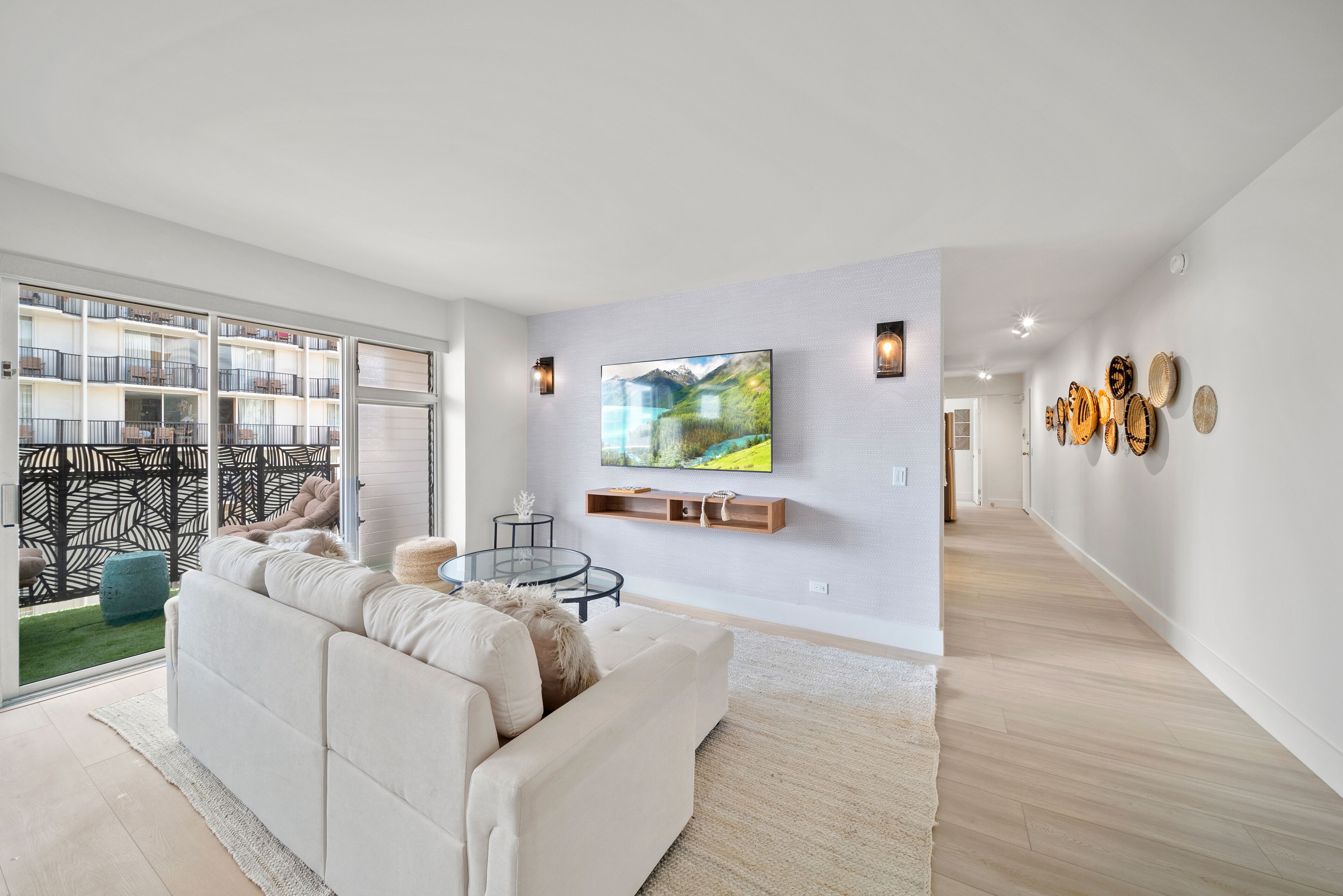 Ocean and City View 2 Bedroom 2 Bath Condo w/Free Parking and Free WIFI!