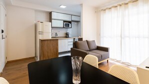 A modern apartment with a kitchen, dining area, and living room. - Capital Brás - Negócios e Lazer (São Paulo)