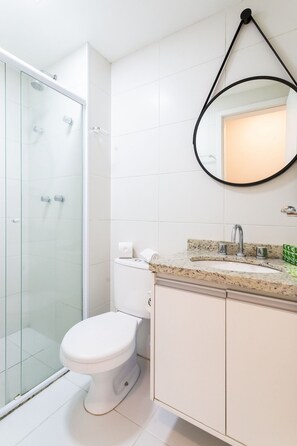 Appartamento | Bagno | Doccia, set di cortesia gratuito, asciugamani