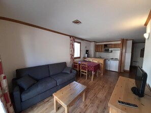 A compact living space with a sofa, dining table, and kitchenette. - 1st floor, balcony, tv, ski locker, 59m², Aussois (Aussois)