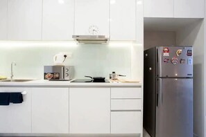 Fridge, microwave, stovetop, cookware/dishes/utensils
