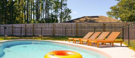 Alberca al aire libre y alberca climatizada