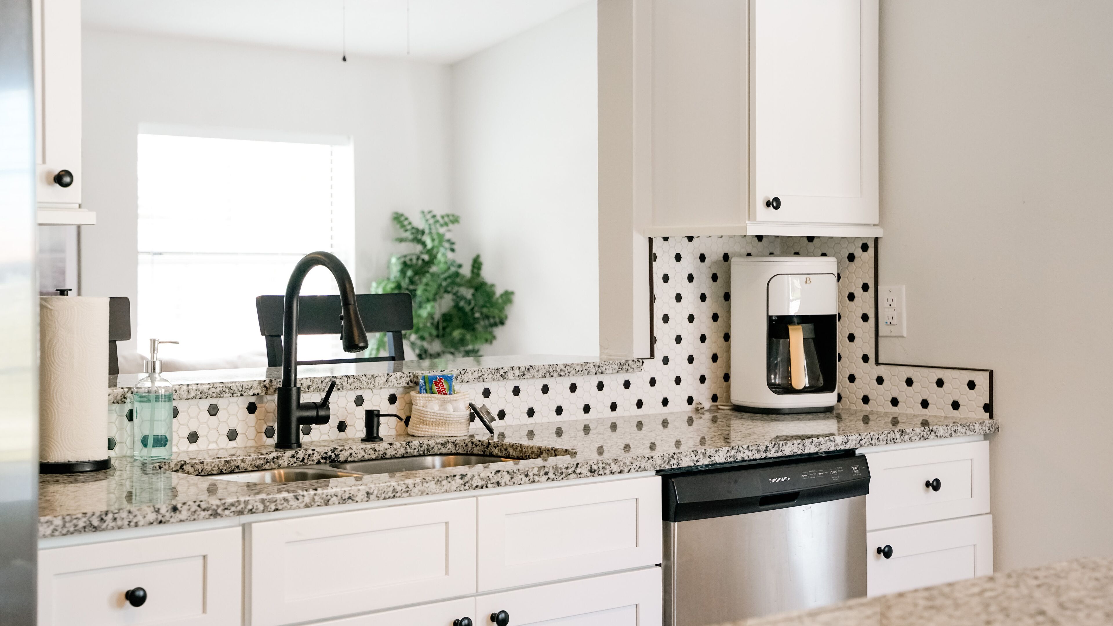 Inviting Heated Pool, Sleeps 11, Close Beach Proximity - HIGH TIDE!