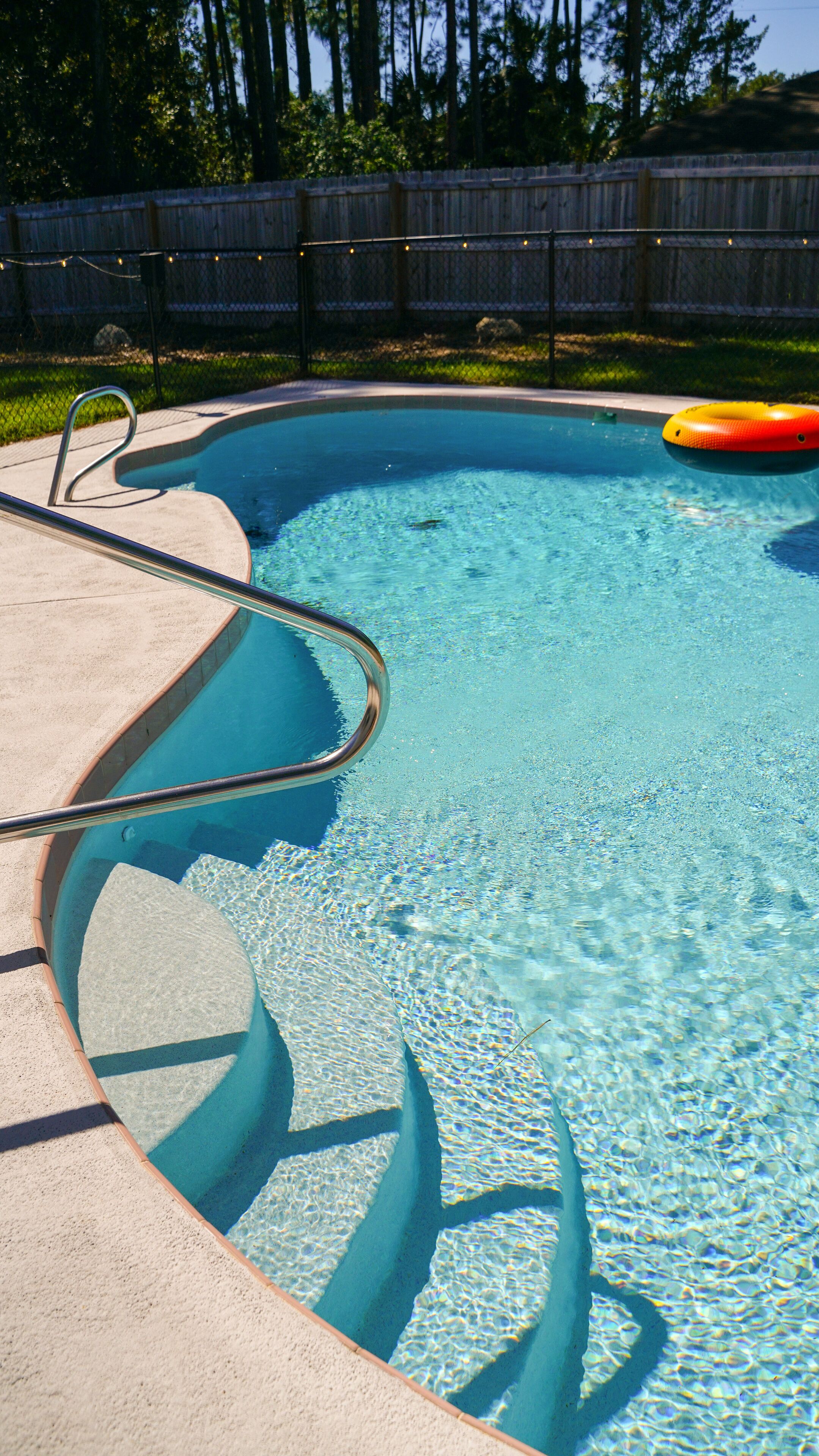 Una piscina al aire libre, una piscina climatizada