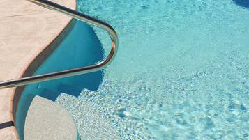 Una piscina al aire libre, una piscina climatizada