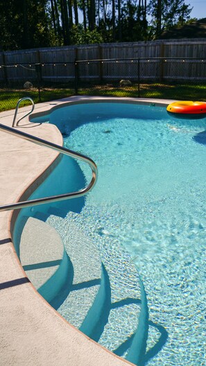 Una piscina al aire libre, una piscina climatizada