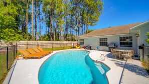 室外游泳池，恒温泳池