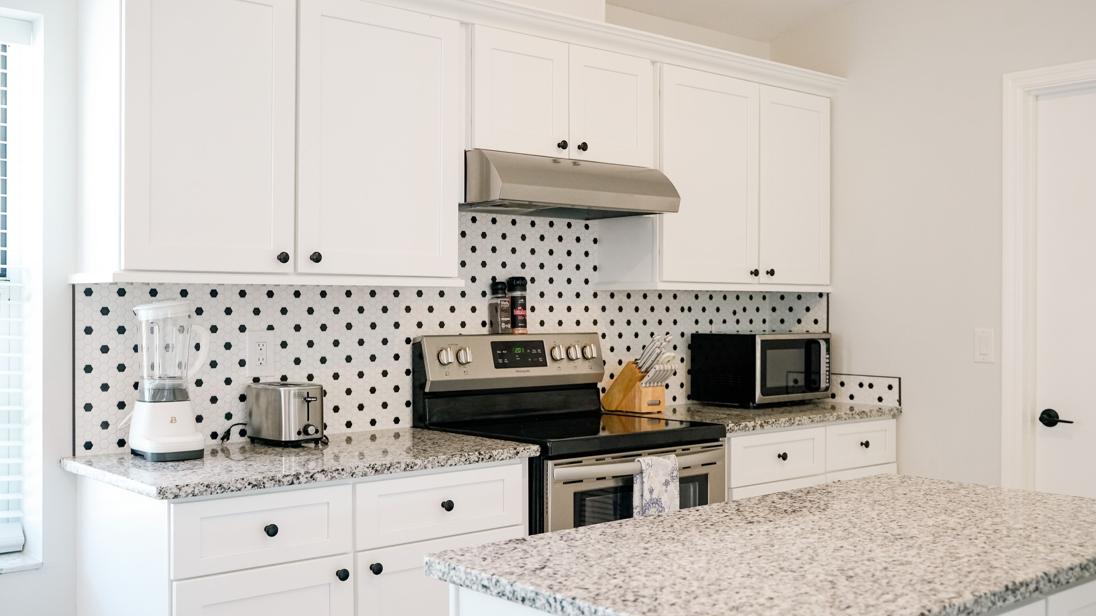 Inviting Heated Pool, Sleeps 11, Close Beach Proximity - HIGH TIDE!