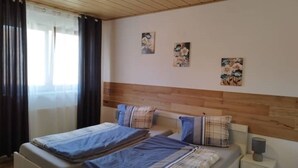 3 soverom, strykejern/-brett, reiseseng for barn og wi-fi (inkludert)