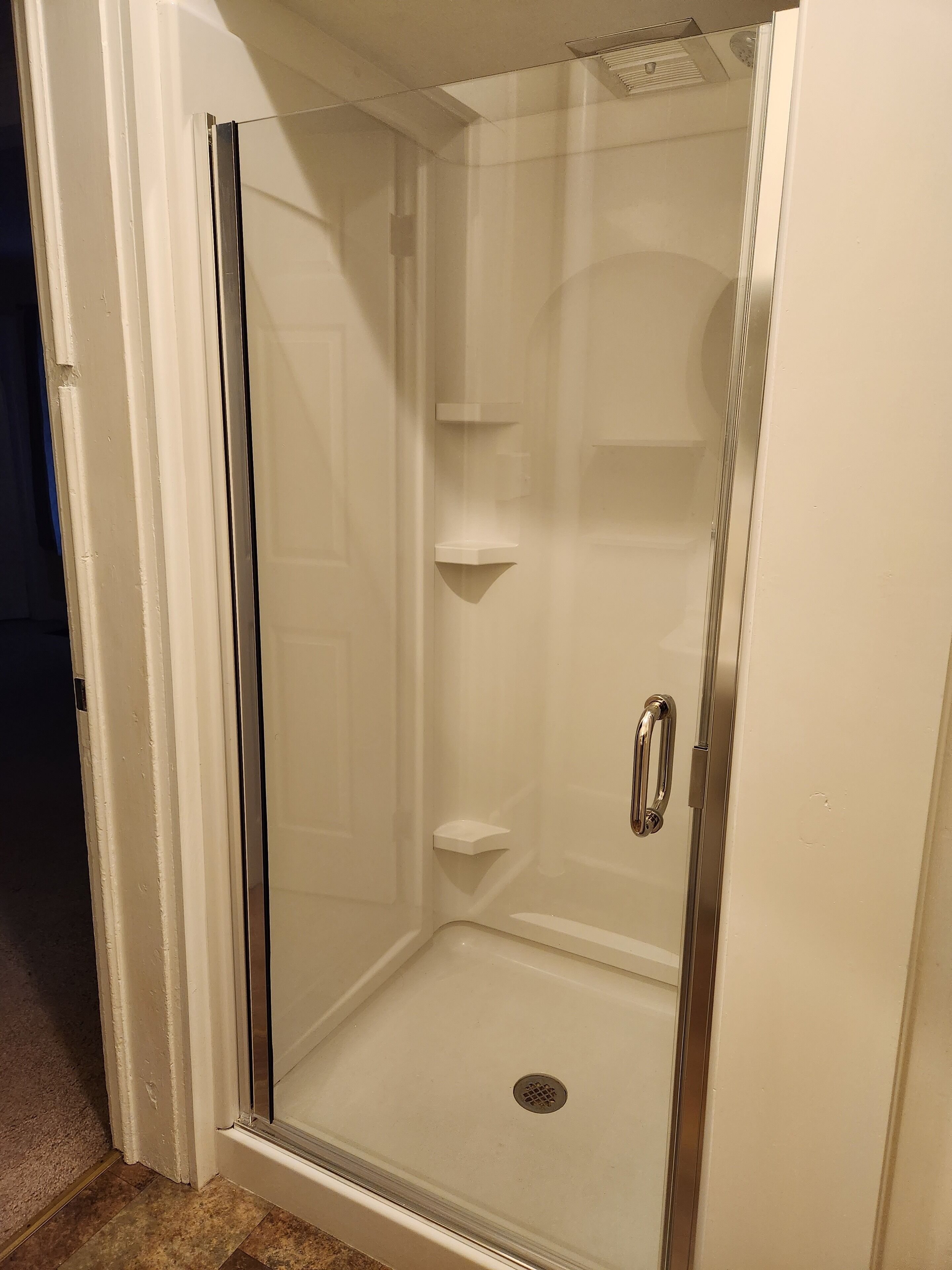 Douche, serviettes fournies