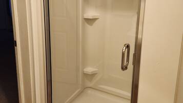 Douche, serviettes fournies