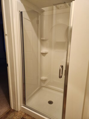 Douche, serviettes fournies