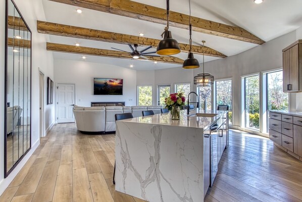 Cabin, 2 Bedrooms | Private kitchen | Fridge, oven, coffee/tea maker, toaster