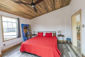 5 bedrooms, desk, WiFi, bed sheets