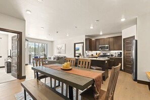 Fridge, microwave, oven, stovetop - The Snake River Chalet (Keystone)