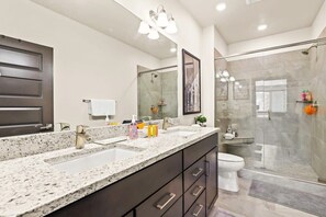 Bathtub, hair dryer, towels - The Snake River Chalet (Keystone)