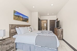 2 bedrooms, iron/ironing board, WiFi, bed sheets - The Snake River Chalet (Keystone)