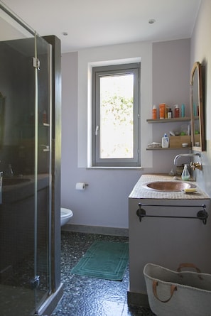 Douche, séchoir à cheveux, bidet, serviettes fournies