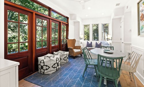 Carriage House Next to Heated Pool. With Full Kitchen, Laundry, and 2 Full Baths