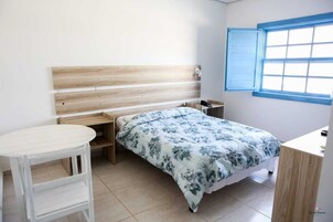 办公桌、笔记本电脑工作区、免费 WiFi、床单