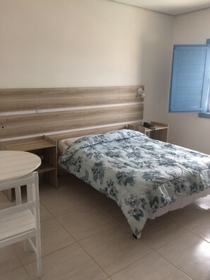 Desk, laptop workspace, free WiFi, bed sheets - Rafas Pousada Encantos de Minas  (Tres Coracoes)