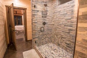 Bruser, hårtørrer, håndklæder, Shampoo