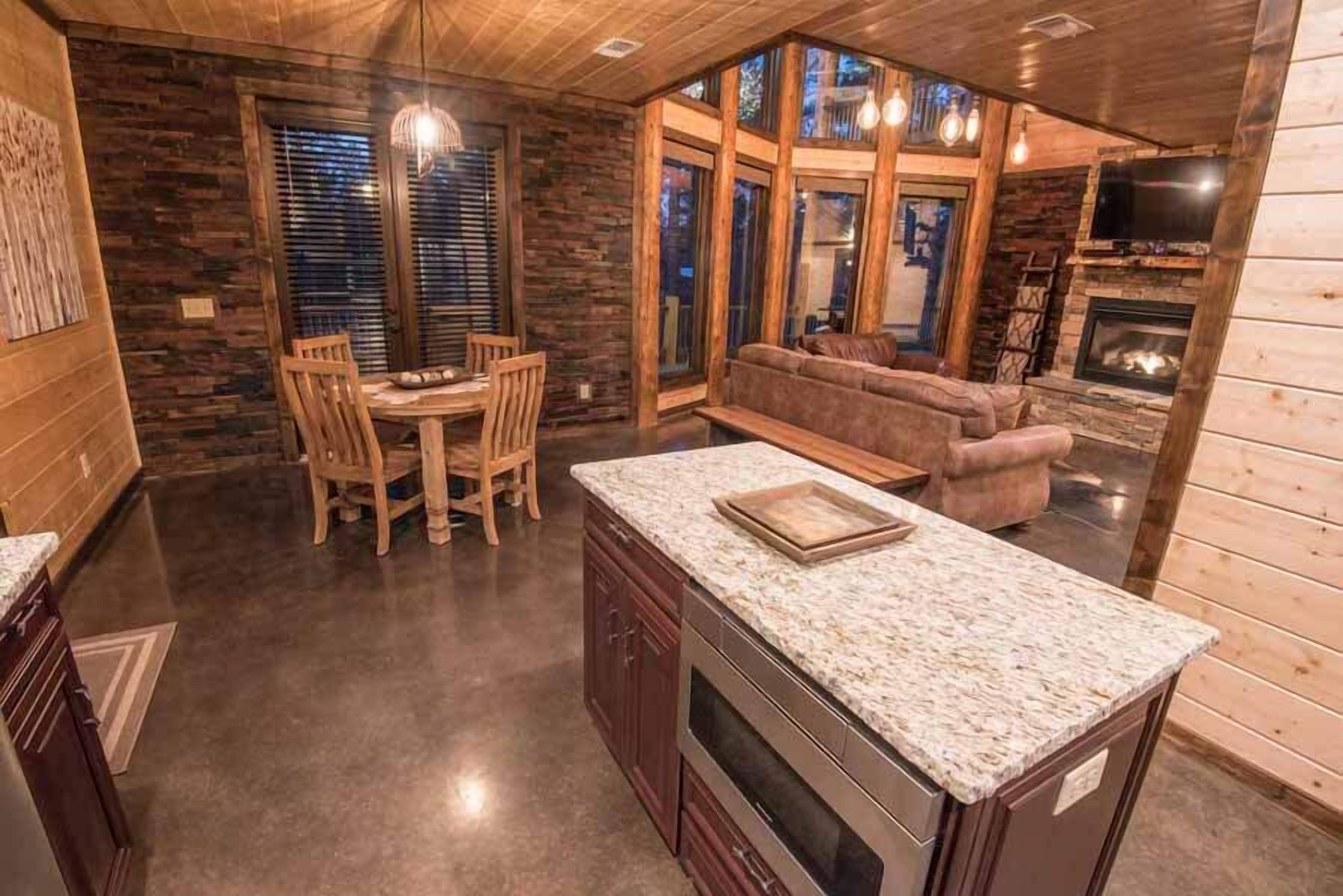 Una cucina moderna con piani di lavoro in granito, mobili in legno e forno integrato.