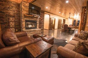 Televisión, chimenea y reproductor de DVD 