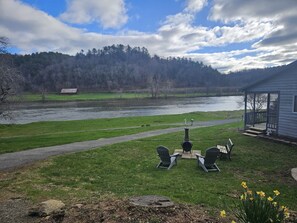 Terrace/patio - Private Riverfront Cabin (Galax)