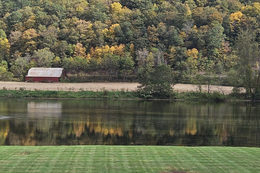 Private Riverfront Cabin