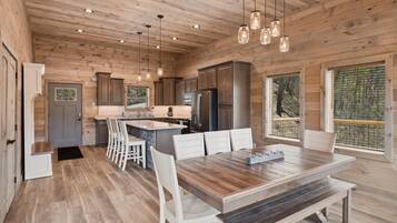 Cabin, 4 Bedrooms | Dining
