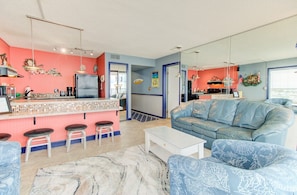 Condo, 2 quartos | Área de estar