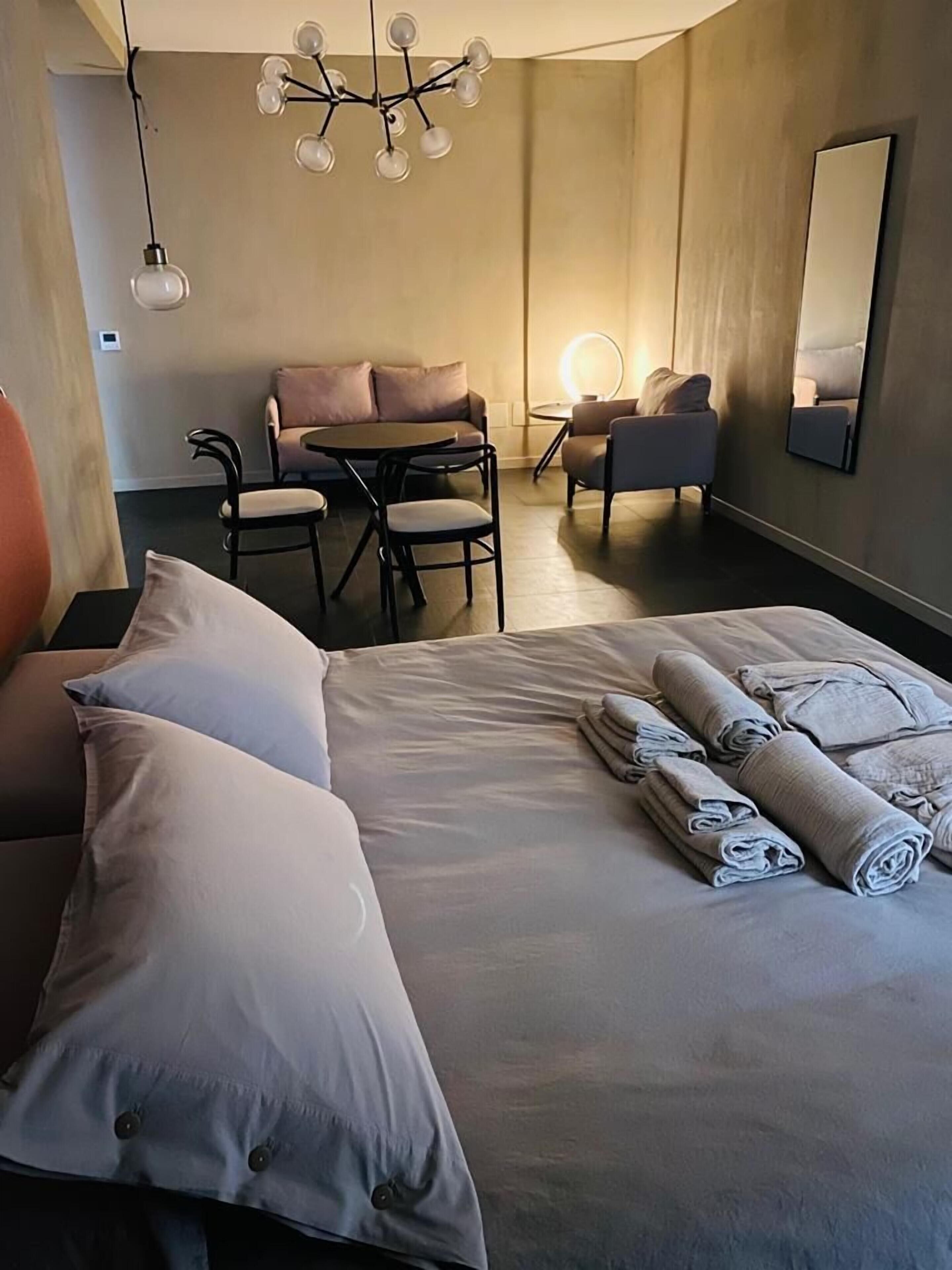 Sengetøy av topp kvalitet, dundyner, minibar og safe på rommet