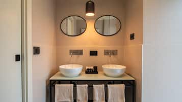 Junior Suite | Bathroom | Shower, rainfall showerhead, eco-friendly toiletries, hair dryer