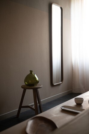 Seprai premium, selimut bulu angsa, minibar, dan brankas