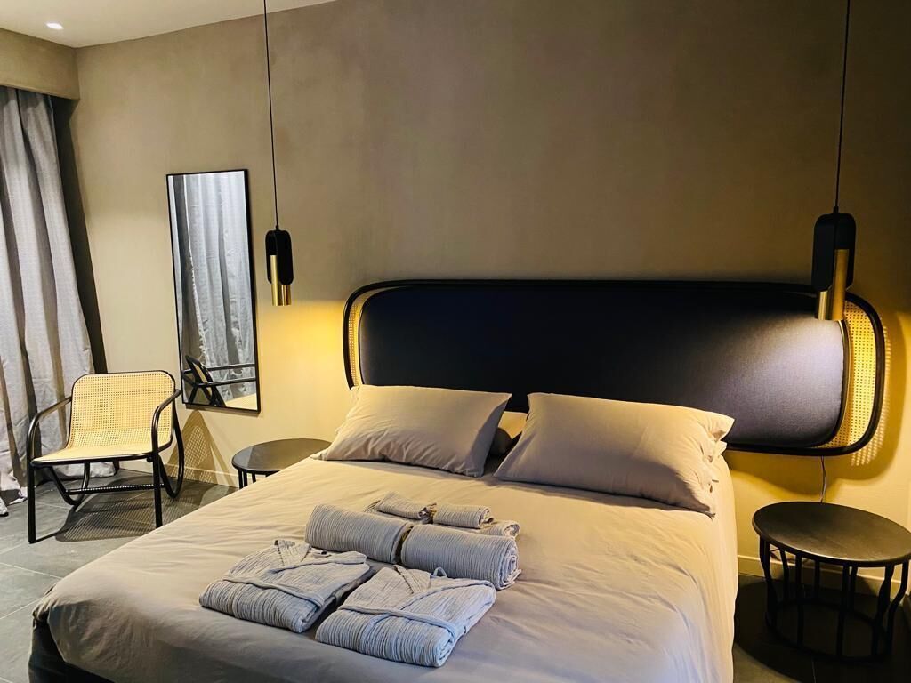 Sengetøy av topp kvalitet, dundyner, minibar og safe på rommet