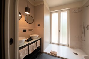 Suite Junior | Kamar mandi | Shower, pancuran hujan,  dan perlengkapan kamar mandi ramah lingkungan