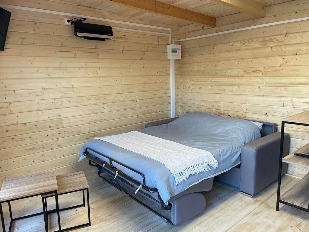 1 chambre, bureau, fer et planche à repasser, lit parapluie