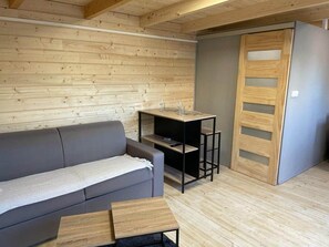 TV, books - Fully equipped Tiny House with garden (Saint-Florent-sur-Cher)