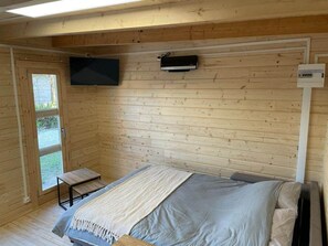 1 habitación, escritorio, tabla de planchar con plancha y cuna de viaje 