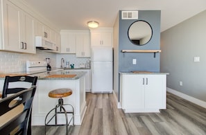 Condo, 1 Bedroom | Private kitchen | Fridge, oven, coffee/tea maker