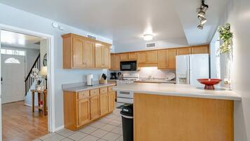 Geladeira, micro-ondas, fogão, cooktop