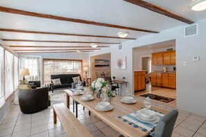 Interior - Mins to Dining & University (Mobile)
