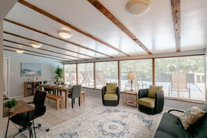 Interior - Mins to Dining & University (Mobile)