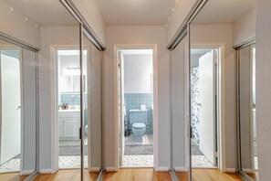 Badewanne, Haartrockner, Handtücher