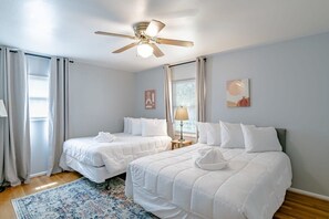 4 Schlafzimmer, Schreibtisch, Bügeleisen/Bügelbrett, Reisekinderbett