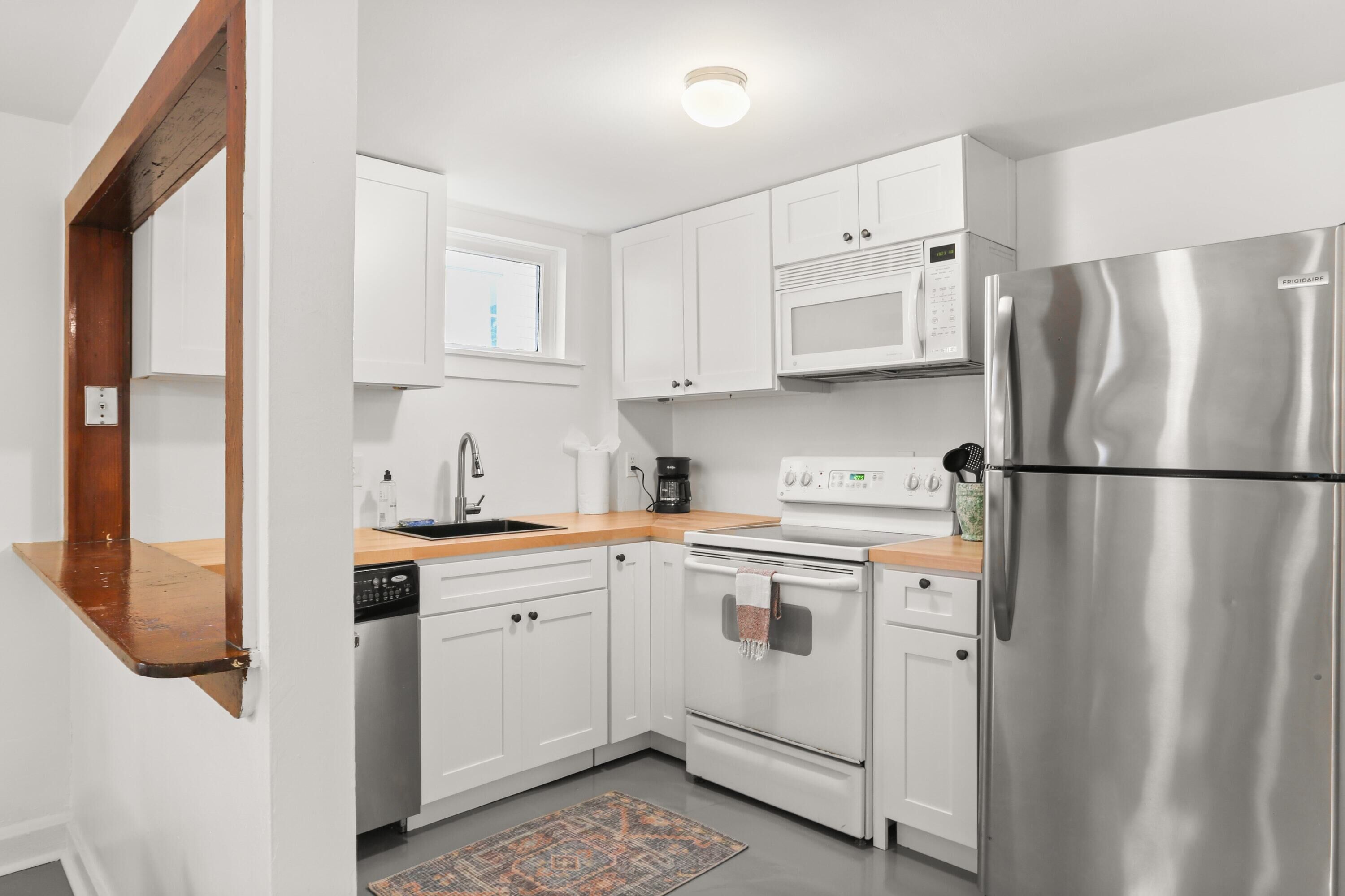 Fall bliss! Steps from St Charles - 2BD Garden District Apt.